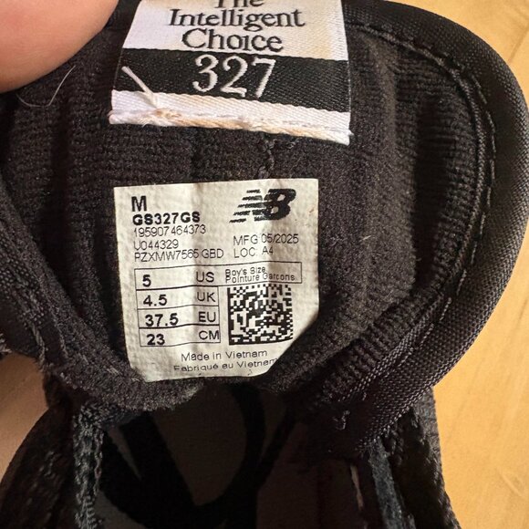 Sleek and comfy New Balance 327 GS Black/White Boys 5 (EU 37.5) Women’s ~6.5–7 - Picture 7 of 7